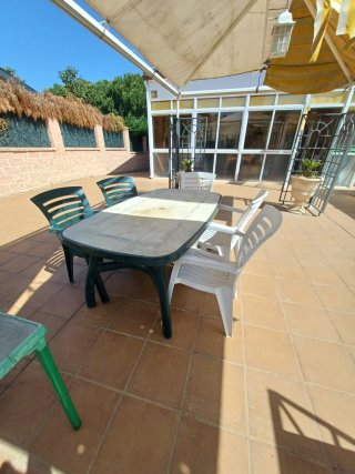 Mesa y 5 sillones de jardín