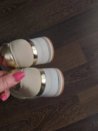 Zapatillas beige y doradas