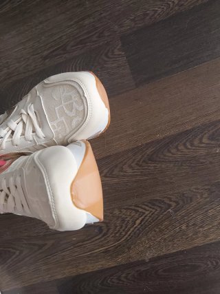 Zapatillas beige y doradas