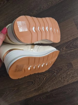Zapatillas beige y doradas