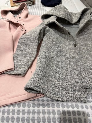 Chaquetas con capucha grises y rosas