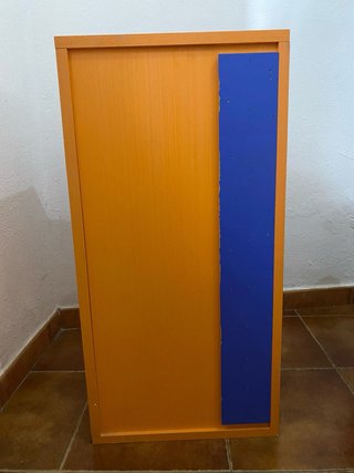 Estantería naranja de madera