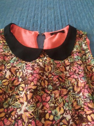 Blusa floral con cuello Peter Pan