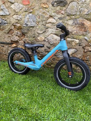 Bicicleta orbea de equilibrio azul para niños
