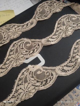 Encaje ondulado beige