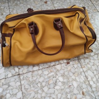Bolsa de viaje amarilla y marrón