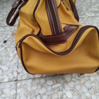 Bolsa de viaje amarilla y marrón