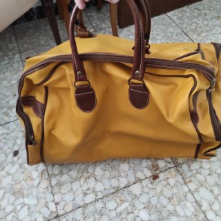 Bolsa de viaje amarilla y marrón