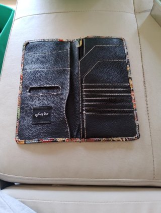 Monedero grande con diseño de sellos