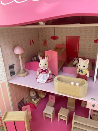Casita de muñecas con accesorios.