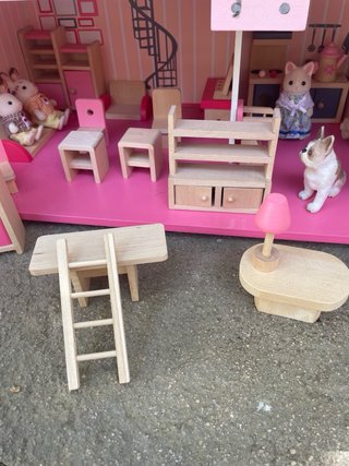 Casita de muñecas con accesorios.