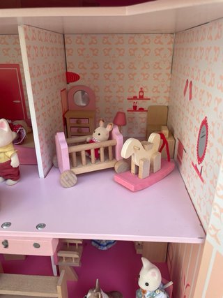 Casita de muñecas con accesorios.
