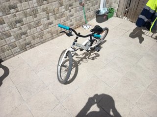 Bicicleta infantil blanca, igual que nueva