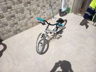 Bicicleta infantil blanca, igual que nueva