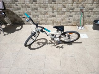 Bicicleta infantil blanca, igual que nueva