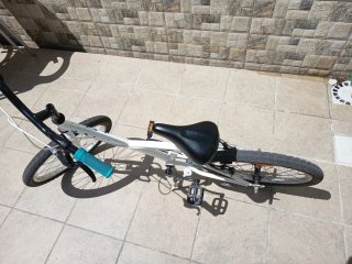 Bicicleta infantil blanca, igual que nueva