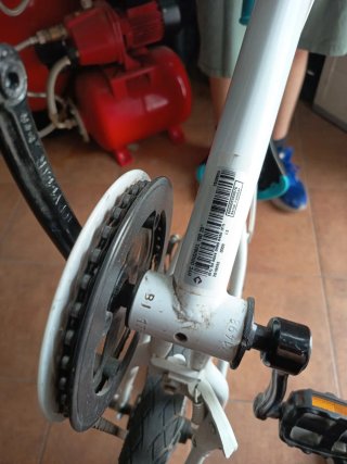 Bicicleta infantil blanca, igual que nueva