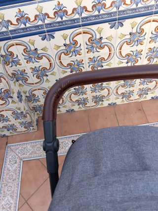 Carro de bebé gris y marrón