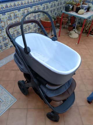 Carro de bebé gris y marrón