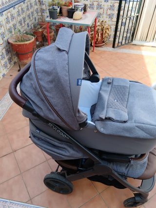 Carro de bebé gris y marrón