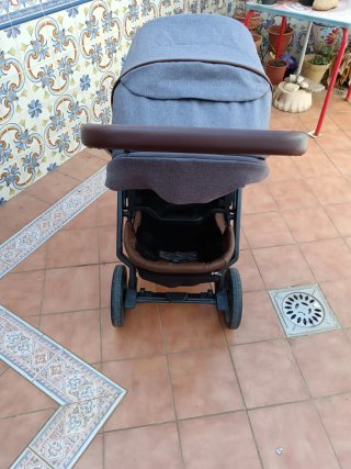 Carro de bebé gris y marrón
