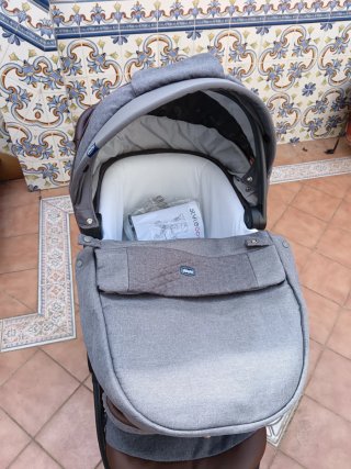 Carro de bebé gris y marrón