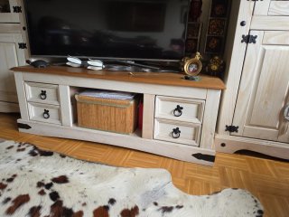 Vitrina de madera y cristaly si quiere tengo mesa