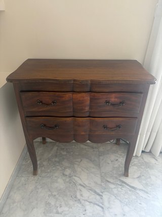 Aparador antiguo de madera elegante