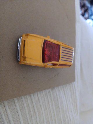 Hot Wheels Carro Amarelo com Chamas