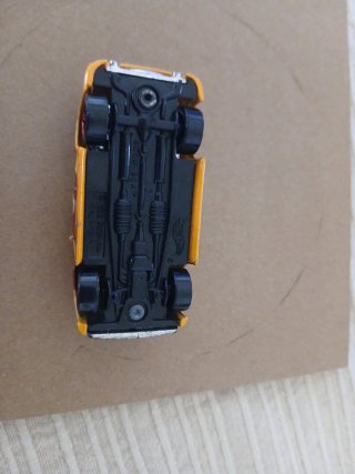 Hot Wheels Carro Amarelo com Chamas
