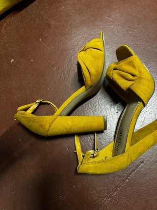 Zapatos de tacón amarillos