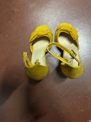 Zapatos de tacón amarillos