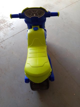 Moto infantil Juguettos Lolo azul-amarilla