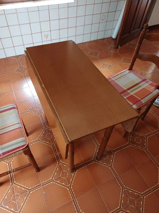Mesa de cocina plegable vintage con tres sillas