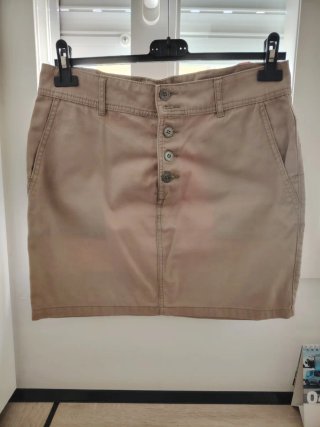 Falda negra con botones rojos