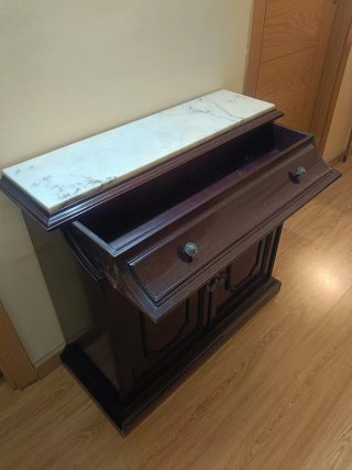 Aparador de madera con tapa de mármol