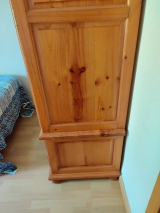 Armario provenzal de madera, cabecero y mesita