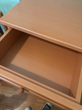 Cómoda de madera y silla tapizada rosa