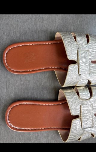 Sandalias doradas y marrones sin usar