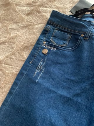 Pantalón vaquero con adornos brillantes