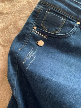 Pantalón vaquero con adornos brillantes