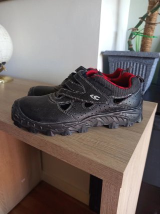 Botas de seguridad negras y rojas