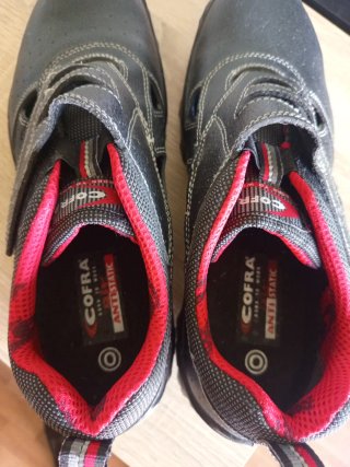 Botas de seguridad negras y rojas