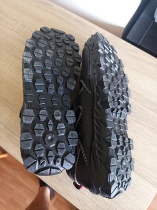 Botas de seguridad negras y rojas