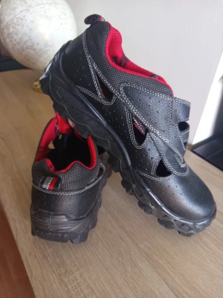 Botas de seguridad negras y rojas