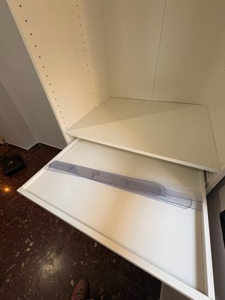 Armario PAX Ikea blanco con cajones.