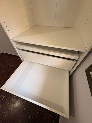 Armario PAX Ikea blanco con cajones.