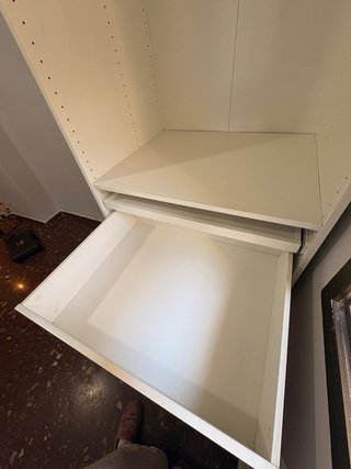 Armario PAX Ikea blanco con cajones.
