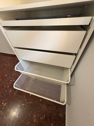 Armario PAX Ikea blanco con cajones.