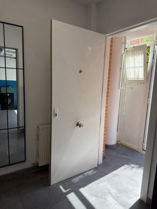 Puerta blanca y restauración